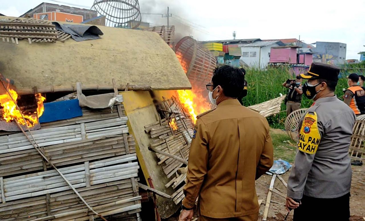 Penggerebekan arena judi merpati di Tambaksari, Surabaya