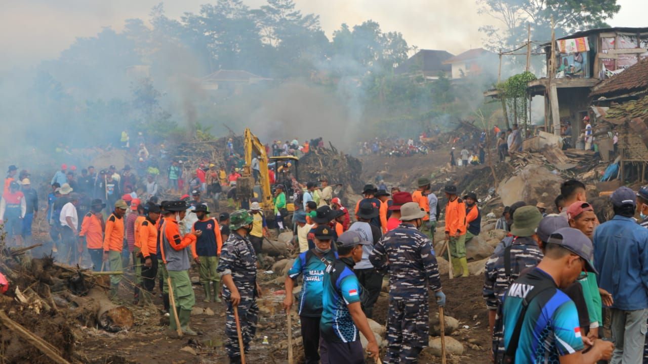 Petugas gabungan melakukan pembersihan pasca bencana banjir bandang. (Foto: Fajar Mujianto/jatimnow.com)