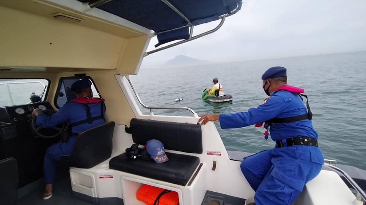 Satpolairud bantu nelayan mancing di tengah laut tanpa alat keselamatan.