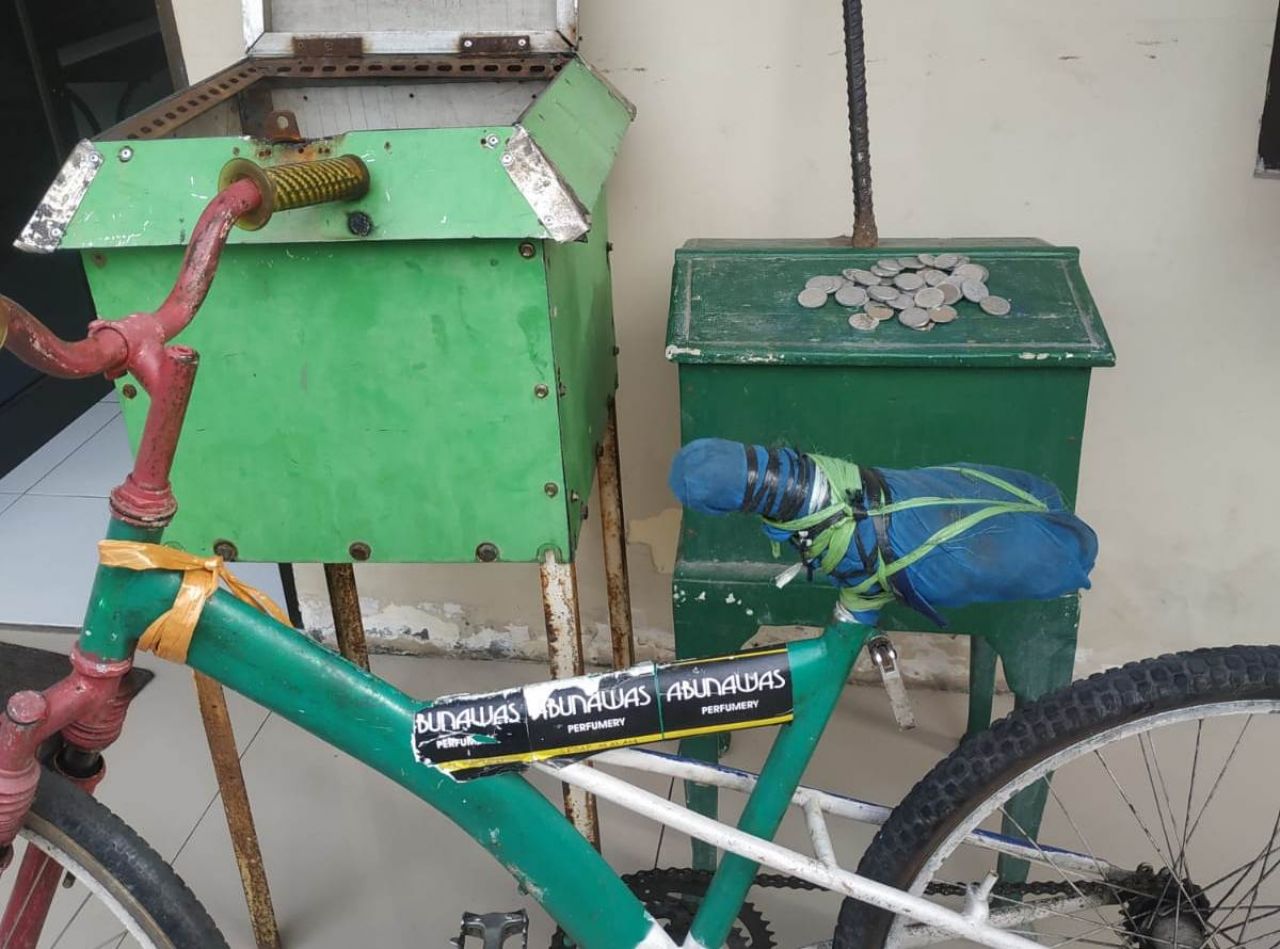 Sepeda angin dan kotak amal yang dicongkel pelaku menggunakan linggis.