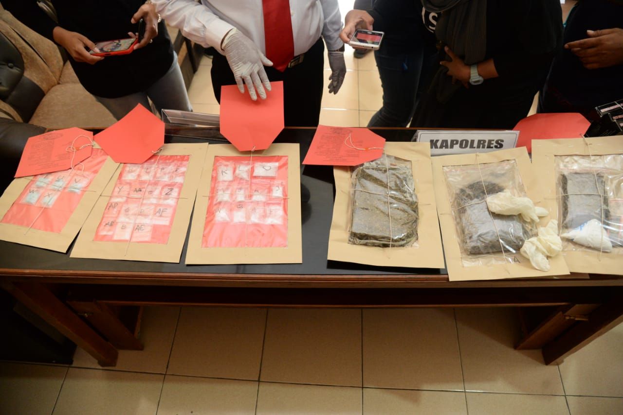 Barang bukti pelaku yang diamankan polisi.