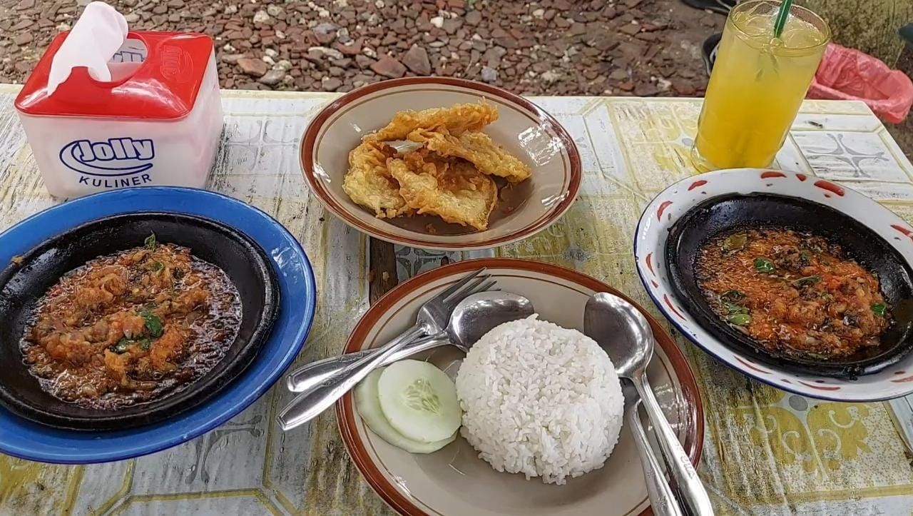 Menu belut di atas hot plate cobek, wajib dicicipi pecintanya.