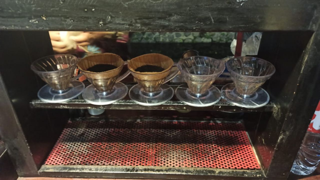 Alat seduh di gerobak keliling Koja.