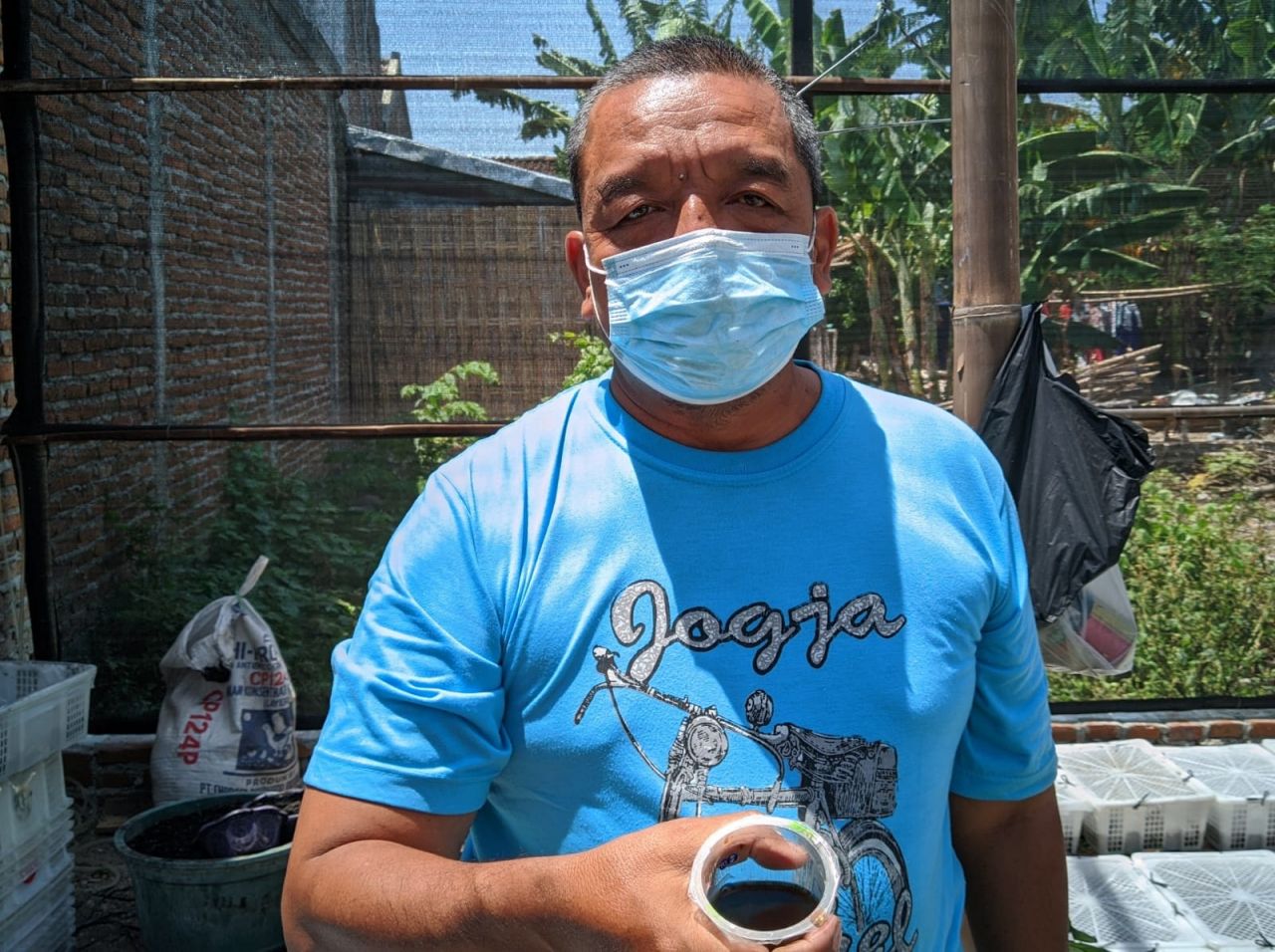 Fendi Sukatmanto menyulap urine kelinci menjadi pupuk organik cair (POC).