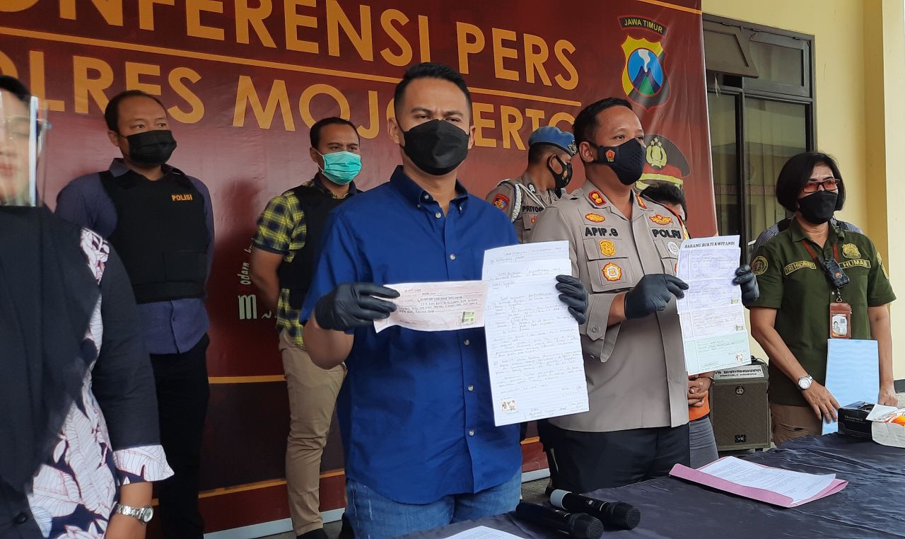 Kapolres Mojokerto dan Kasatreskrim saat beberkan barang bukti.