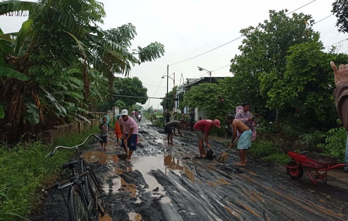 Jalan di Kabupaten Probolinggo yang rusak diuruk dengan pasir