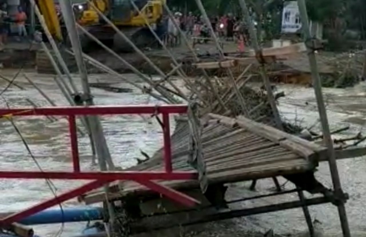 Jembatan darurat di Desa Klampok, Kecamatan Benjeng, hanyut diterjang luapan sungai Kali Lamong.
