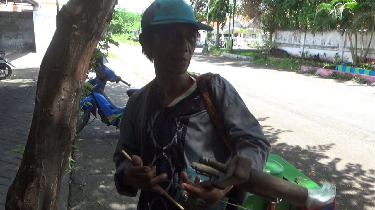 Kakek Tohir (60) penjual jajanan rambut nenek selama 34 tahun.