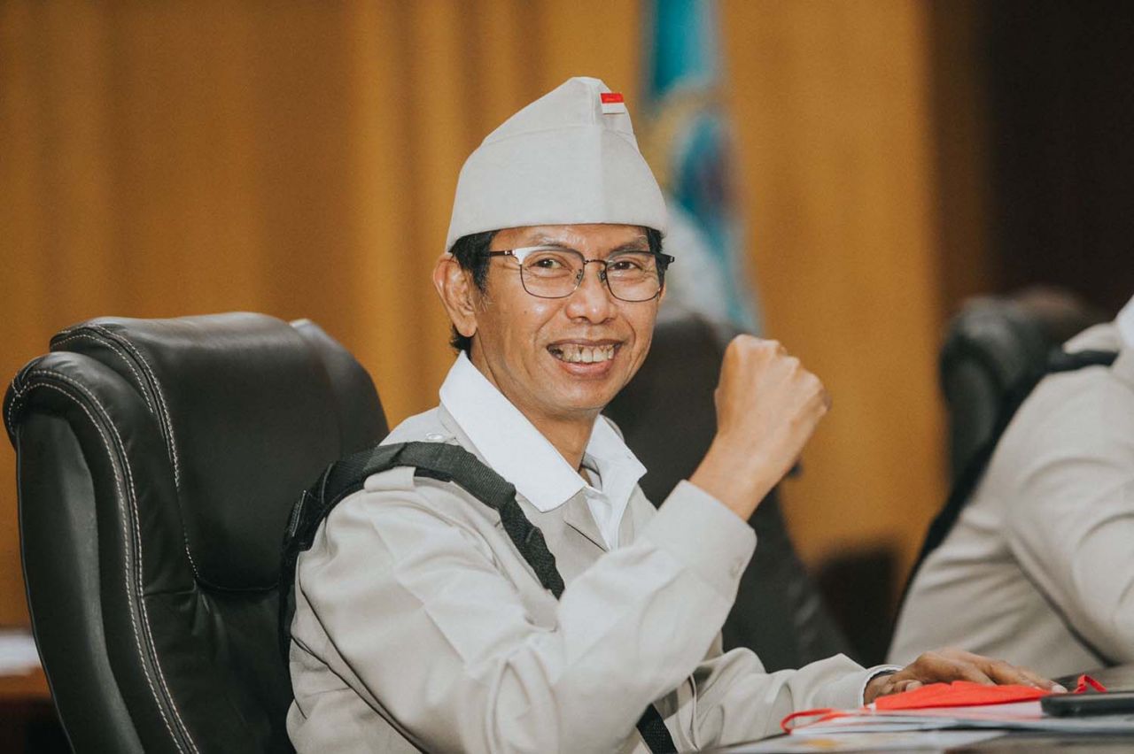 Ketua DPRD Surabaya Adi Sutarwijono berpakaian ala pejuang saat pengesahan APBD Tahun 2022