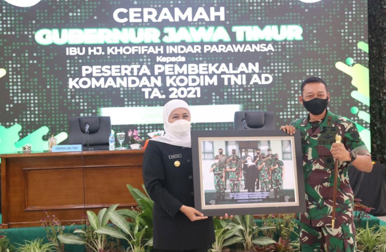 Khofifah dalam acara pembekalan Komandan Kodim TNI AD Tahun 2021.