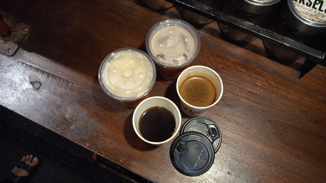 Kopi susu kocok, cokelat susu, dan ekselsa kopi khas Koja. (Foto: Arina Pramudita/jatimnow.com)