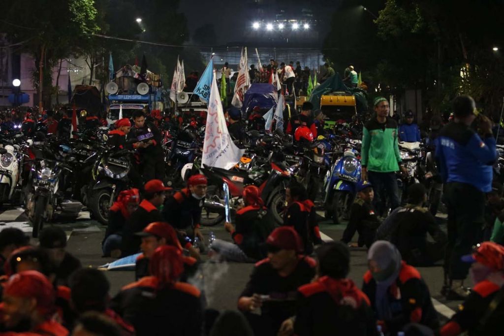 Massa buruh yang sempat memblokade Jalan Basuki Rahmat, Surabaya akhirnya membubarkan diri