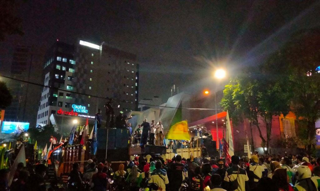 Massa buruh yang sempat memblokade Jalan Basuki Rahmat, Surabaya akhirnya membubarkan diri