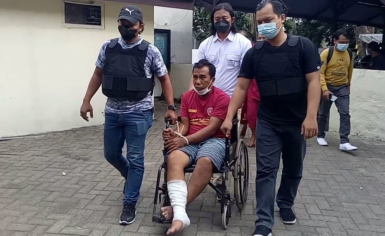 Pelaku pencurian bermodus mengaku polisi saat di Mapolres Pasuruan Kota. (Foto: Moch Rois/jatimnow.com)