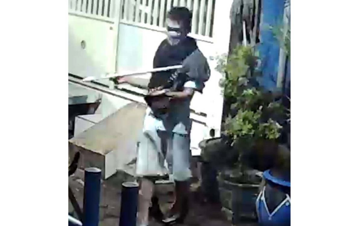 Pelaku pembobolan rumah di Surabaya yang terekam kamera CCTV.