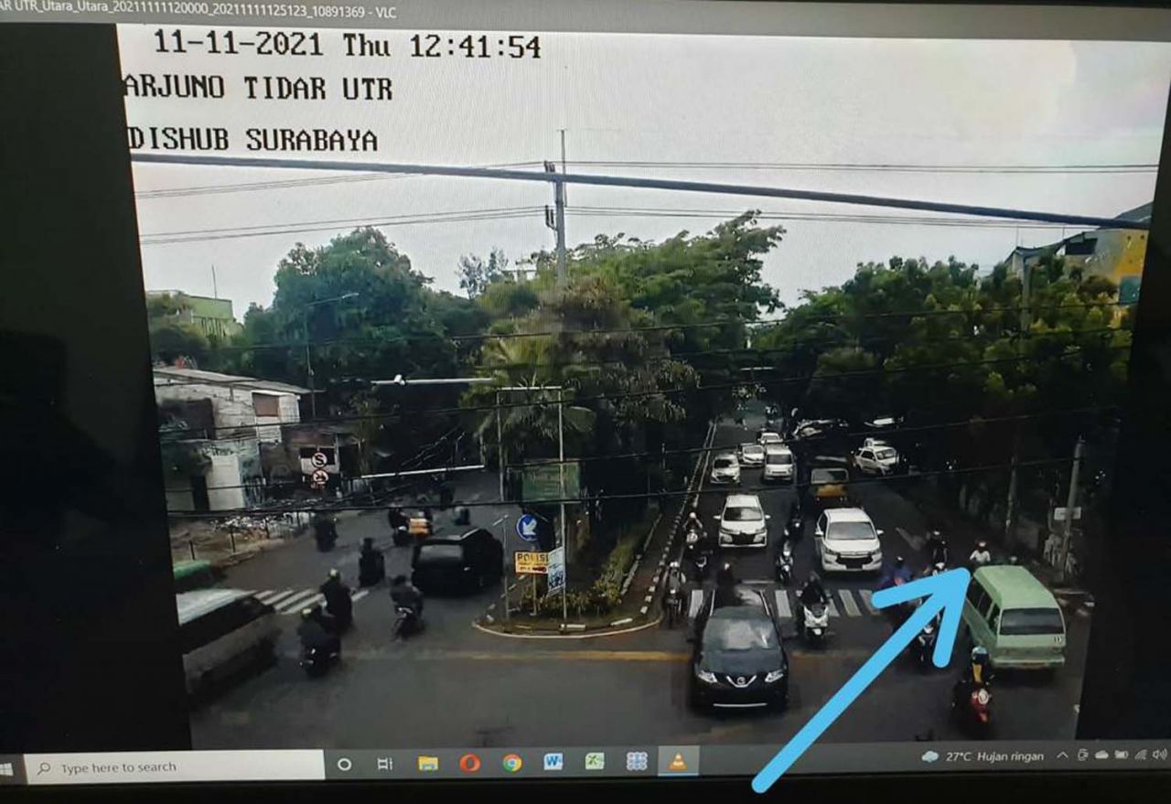 Tangkapan layar video CCTV yang merekam aksi penjambret jaksa di Surabaya