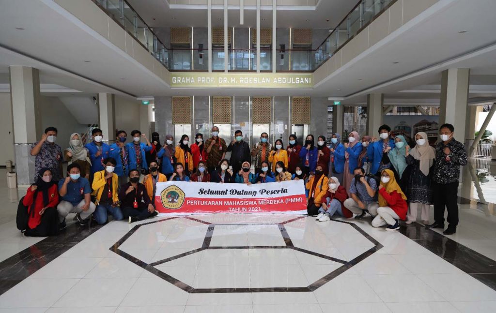27 mahasiswa dari 5 provinsi kuliah di Untag Surabaya