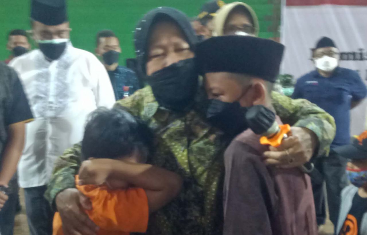 Mensos Risma memeluk anak yatim korban Covid-19 di Pasuruan