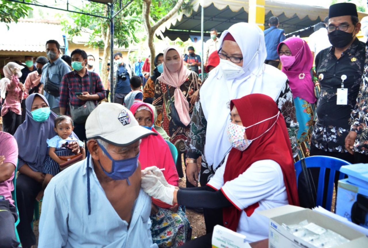 Wakil Bupati Gresik Aminatun Habibah saat meninjau vaksinasi di Desa Kumalasa.