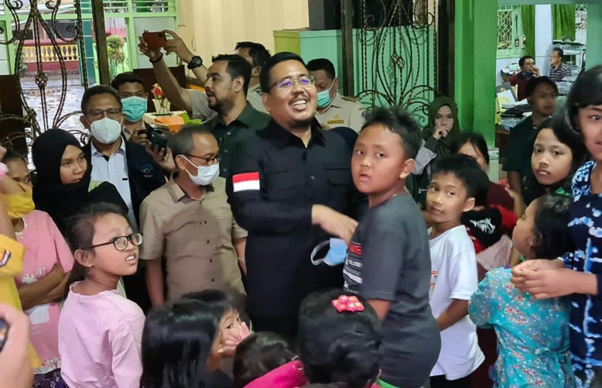 Wakil Ketua DPRD Jatim Anwar Sadad saat menghibur anak-anak korban erupsi Semeru di pengungsian. (Foto: jatimnow.com)