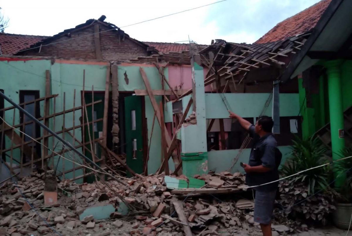 Atap gedung aula Kelurahan Jrebeng Lor Kota Probolinggo ambruk