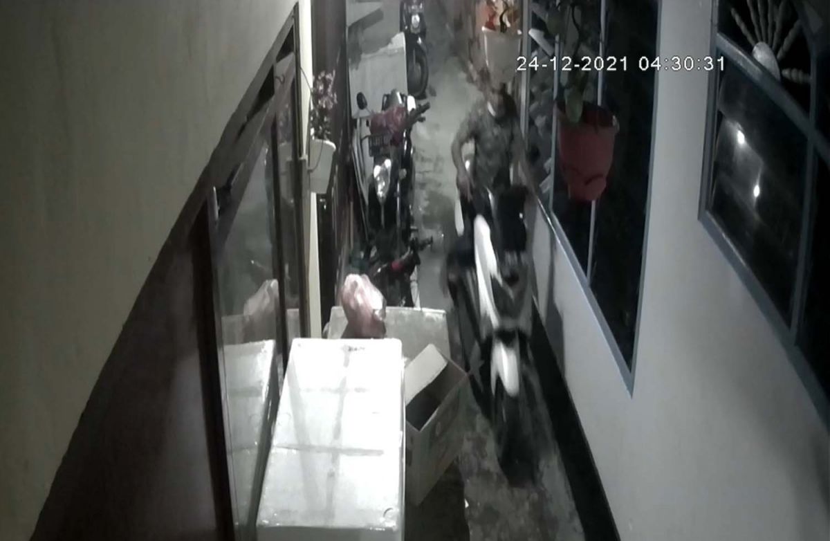 Tangkapan layar video CCTV yang merekam aksi bandit motor di Karangpilang, Surabaya