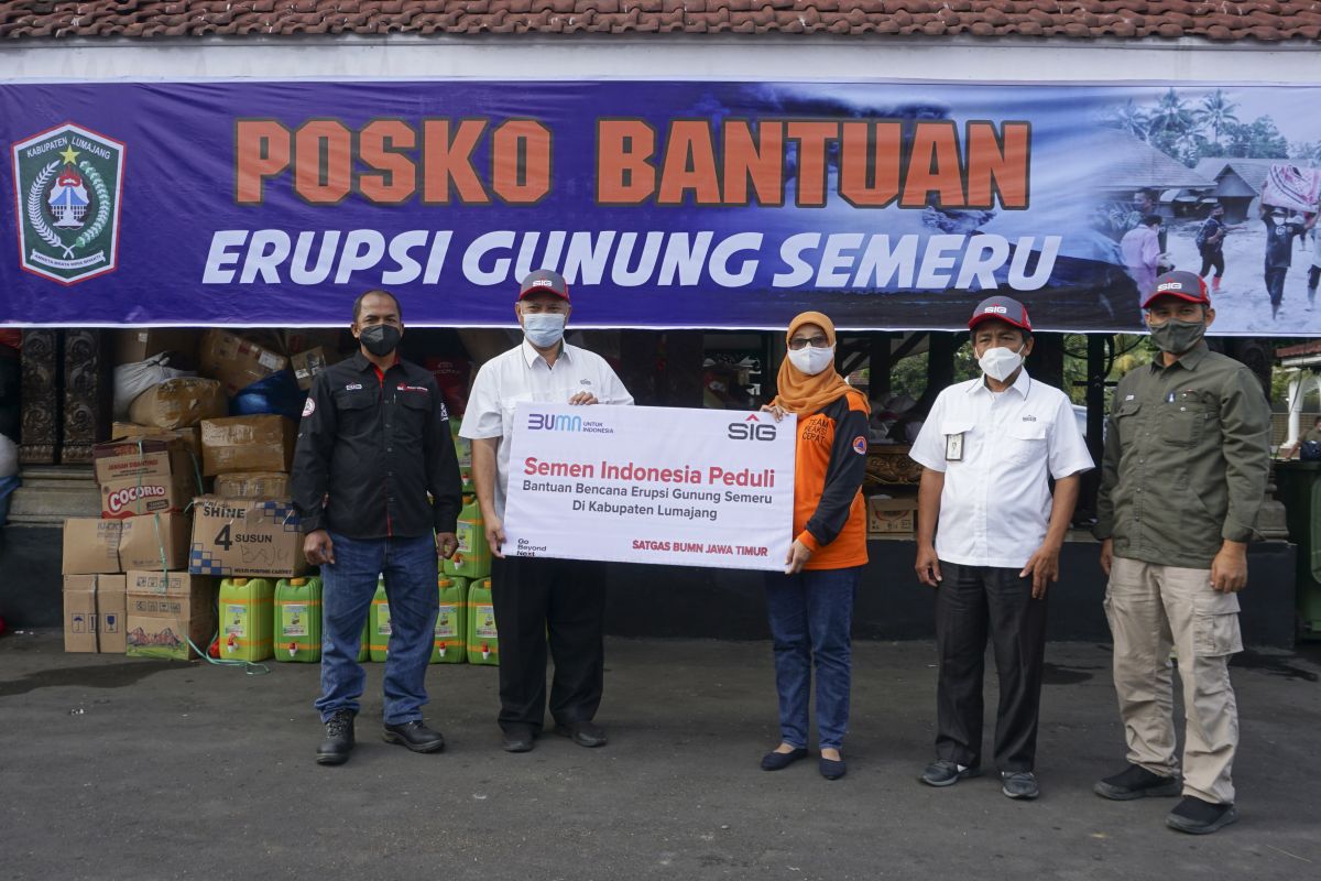 SM of Public Relation & CSR SIG, Setiawan Prasetyo (kedua kiri) menyerahkan bantuan bahan makanan dan perlengkapan kepada Kepala Sub Bidang Logistik BPBD Kabupaten Lumajang, Lusiyanti (ketiga kanan) di Pendopo Aria Wiraraja pada Selasa (7/12/2021) - (Foto