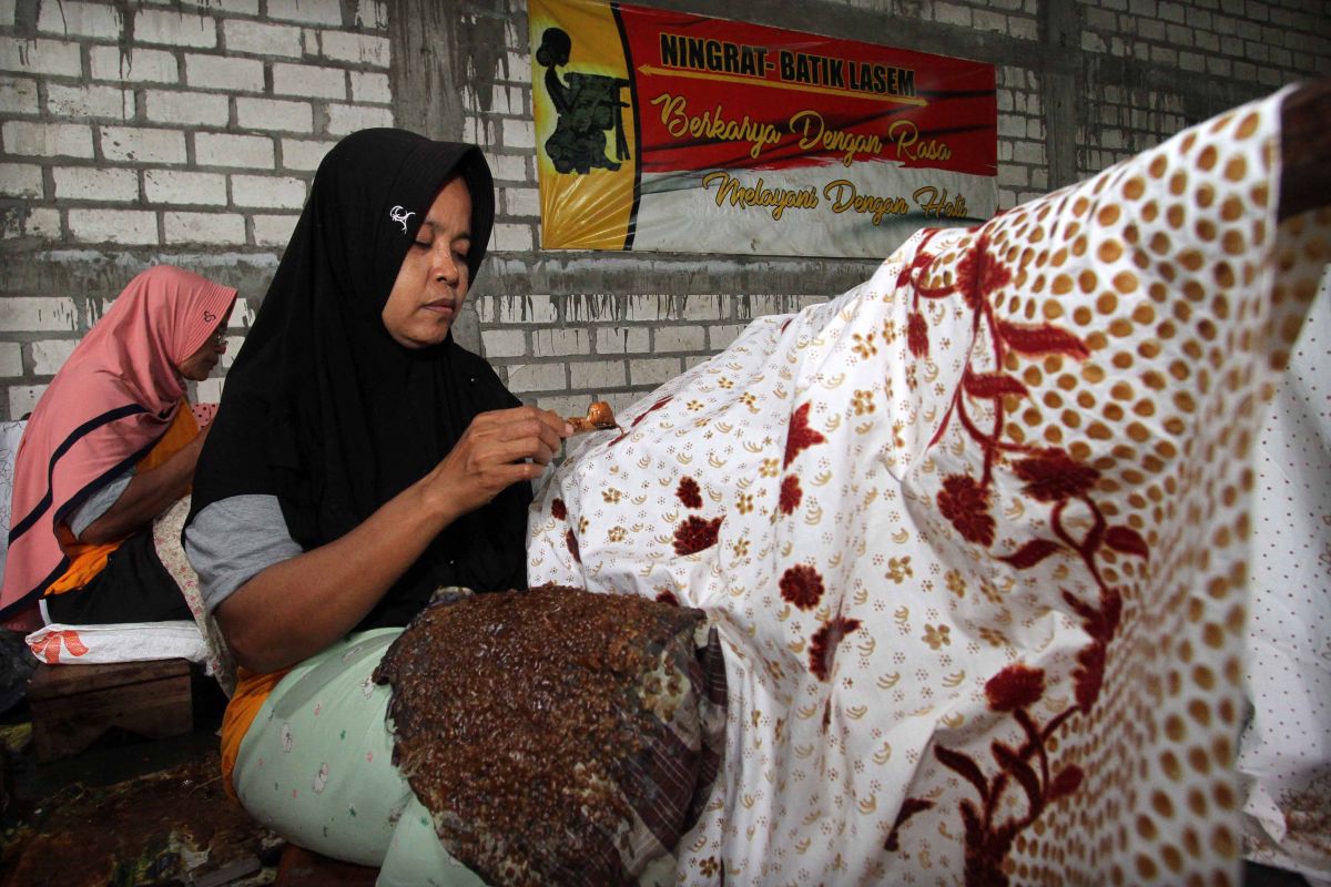 Proses pembuatan Batik Ningrat Lasem (Foto-foto: Sahlul Fahmi/jatimnow.com)