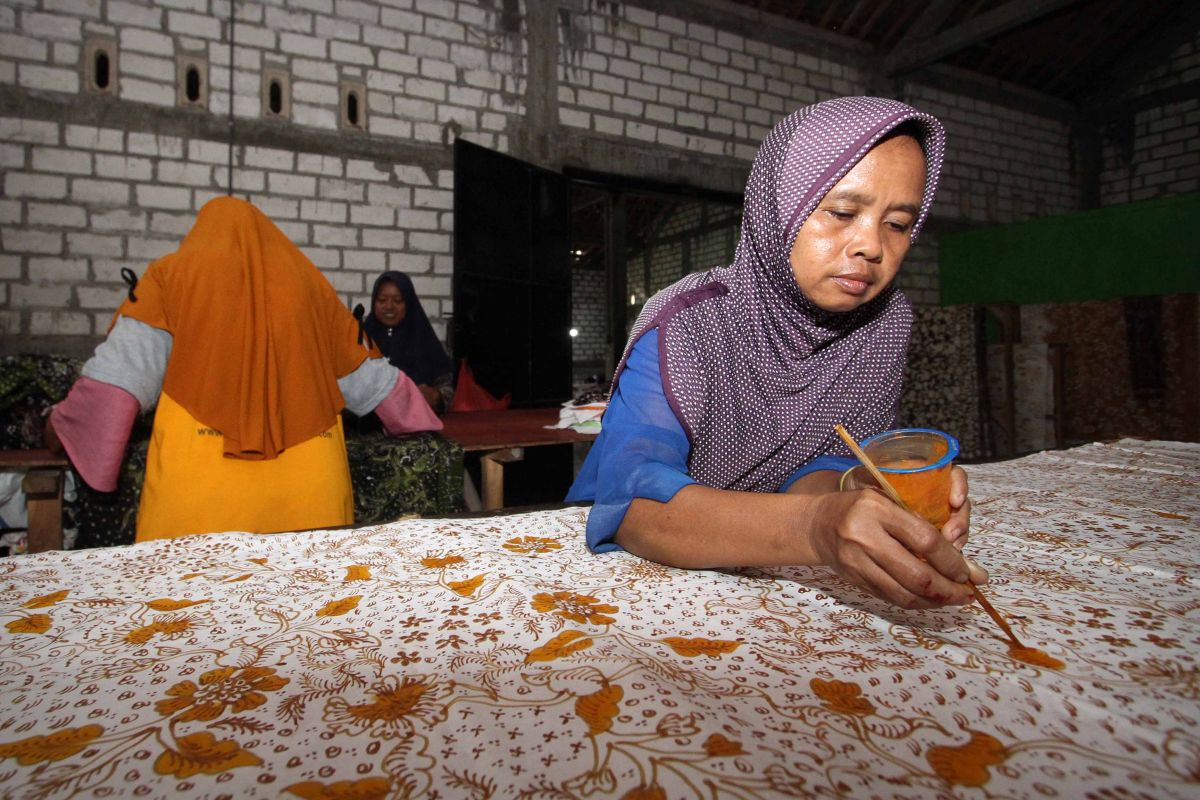 Proses pembuatan Batik Ningrat Lasem