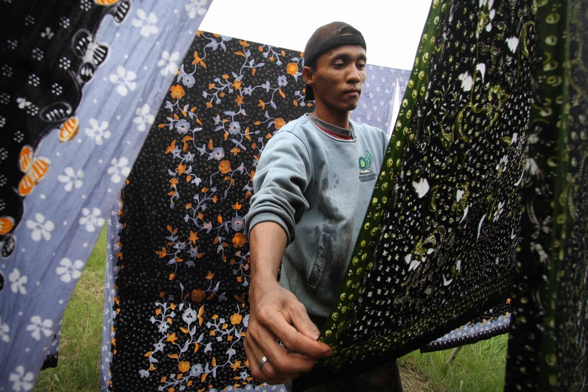 Proses pembuatan Batik Ningrat Lasem