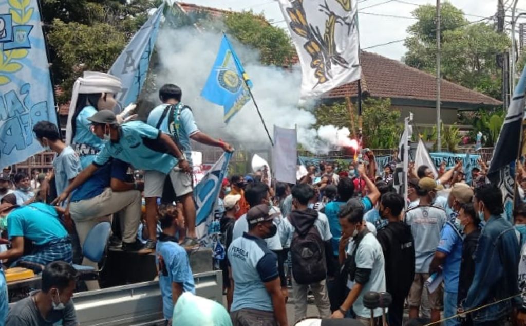Ratusan suporter menggelar aksi demo di Kantor Sekretariat Persela Lamongan. (Foto: Istimewa)