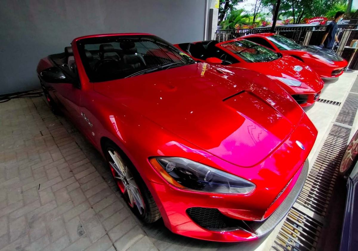 Deretan super car yang ikut dalam  Run Super Car dalam rangka grand opening agen tunggal mobil Tesla di Surabaya