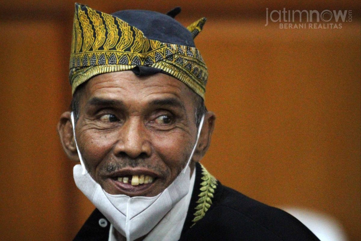 Ekspresi pengantin yang dinikahkan di gedung DPRD Gresik. (Foto: Sahlul Fahmi/jatimnow.com)