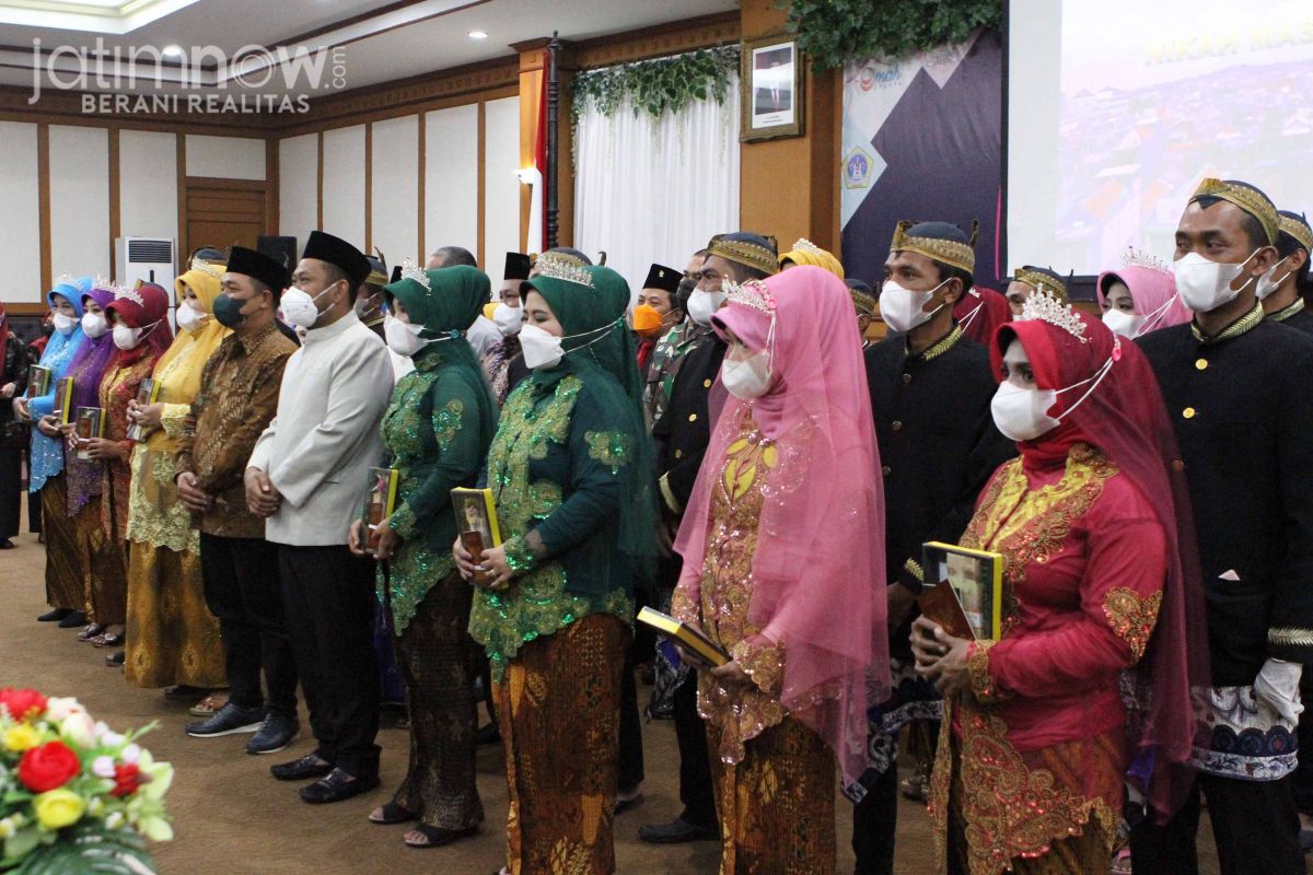 18 pasangan pengantin kaum dhuafa dinikahkan di gedung DPRD Gresik. (Foto: Sahlul Fahmi/jatimno.com)