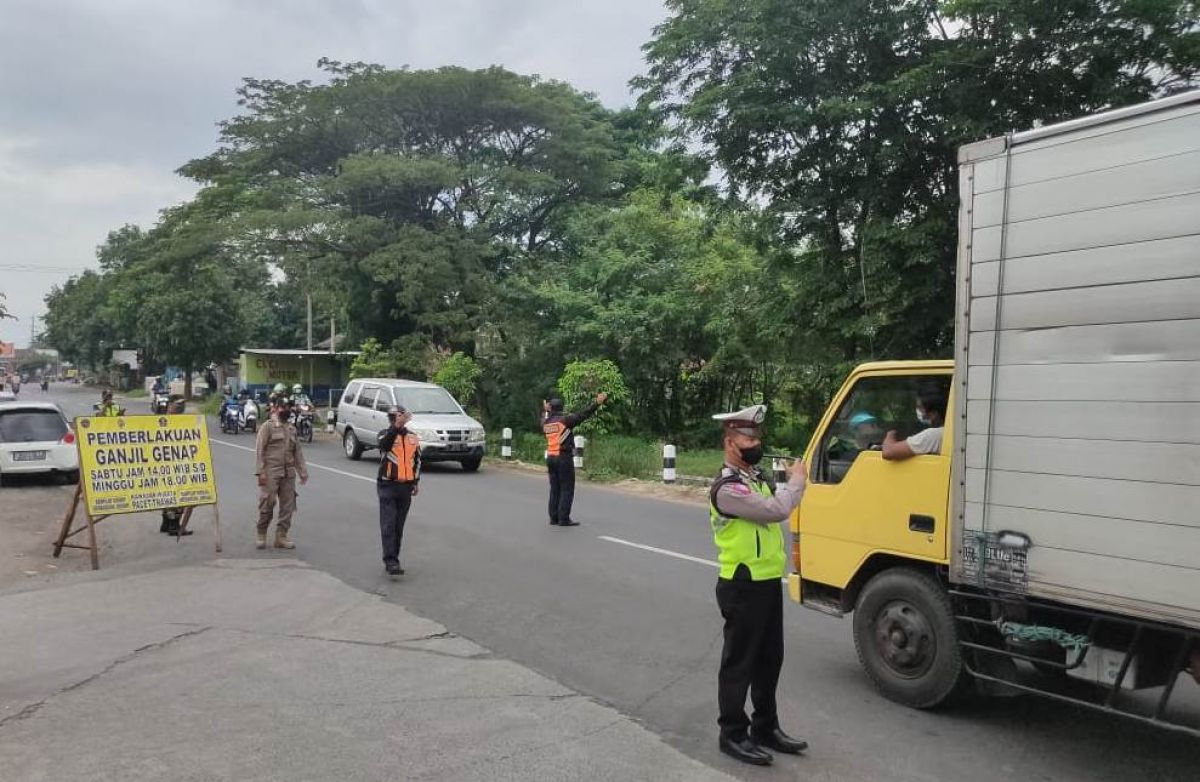 Pengendara yang tidak mematuhi aturan ganjil genap diminta berputar balik.