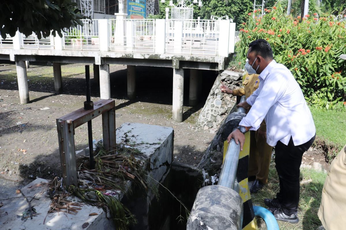 Bupati Gresik Fandi Akhmad Yani meninjau saluran air di Jalan Samanhudi. (Foto: Humas Pemkab/jatimnow.com)