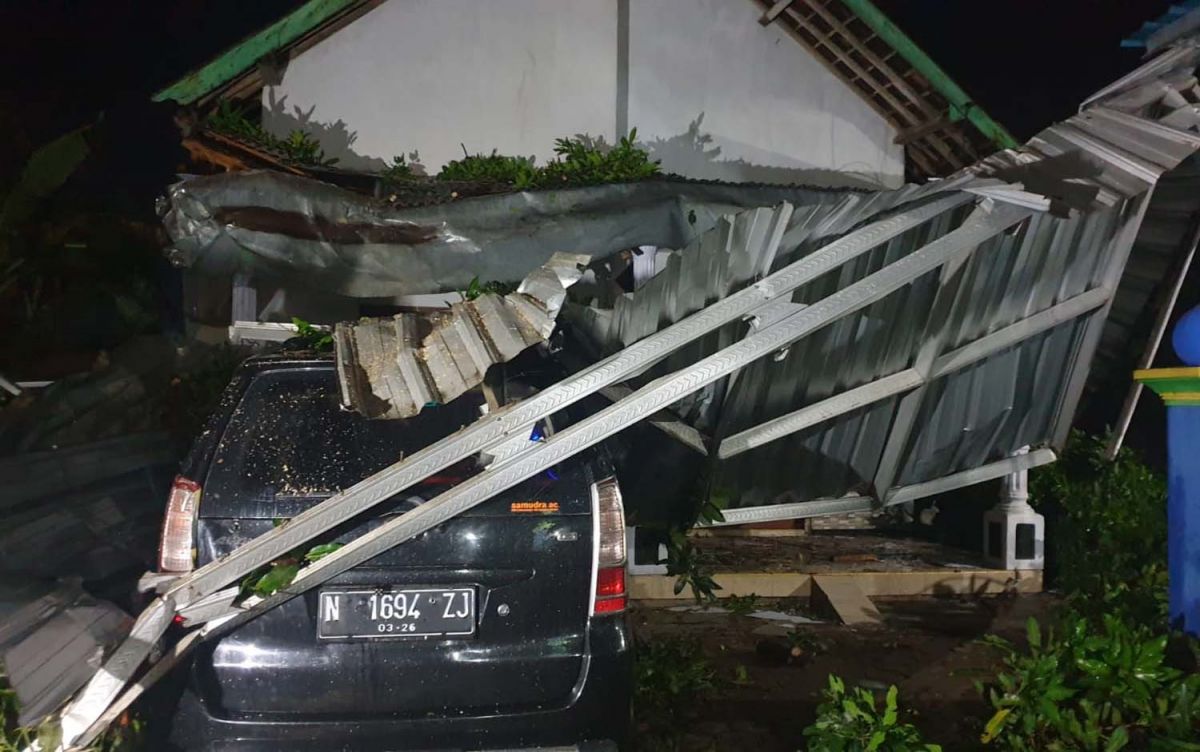 Hujan angin di Kota Probolinggo mengkibatkan rumah dan mobil rusak tertimpa pohon (Foto: jatimnow.com)
