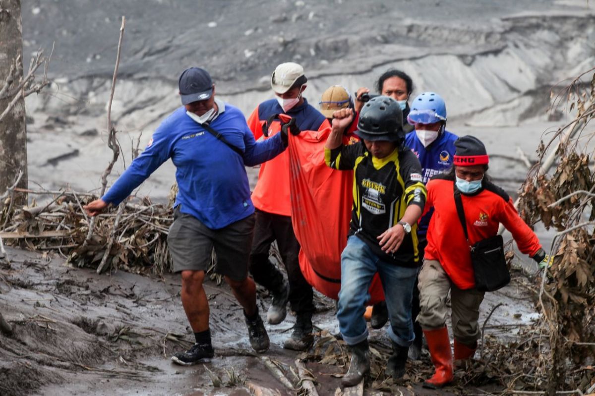 Kerja keras relawan erupsi Gunung Semeru