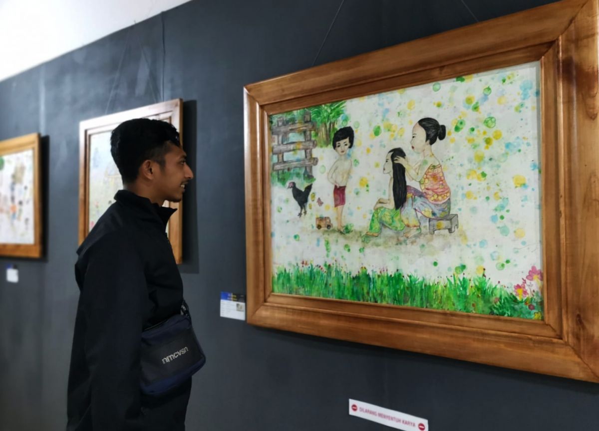 Pengunjung menikmati karya yang dipamerkan Art Journey Into The Future di Galeri Icon Mall Gresik, Sabtu (18/12/2021). (Foto: Sahlul Fahmi/jatimnow.com)