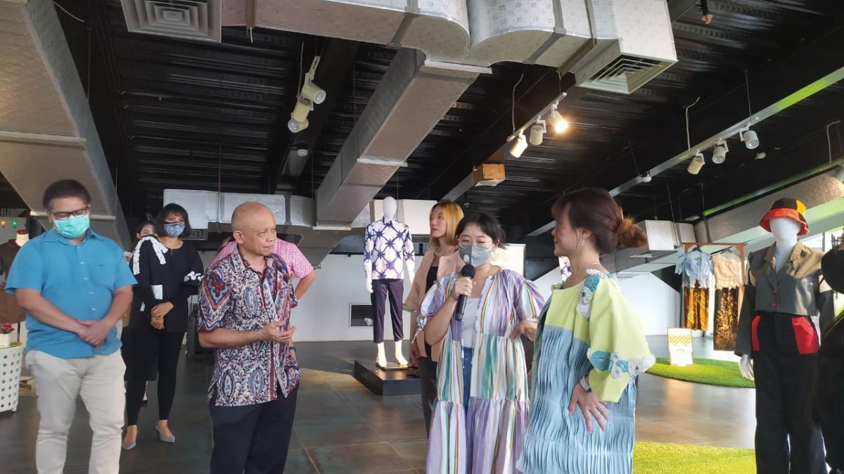 Briggita Halim menjelaskan konsep baju yang dibuatnya kepada Rektor UK Petra Prof Djwantoro Hardjito.