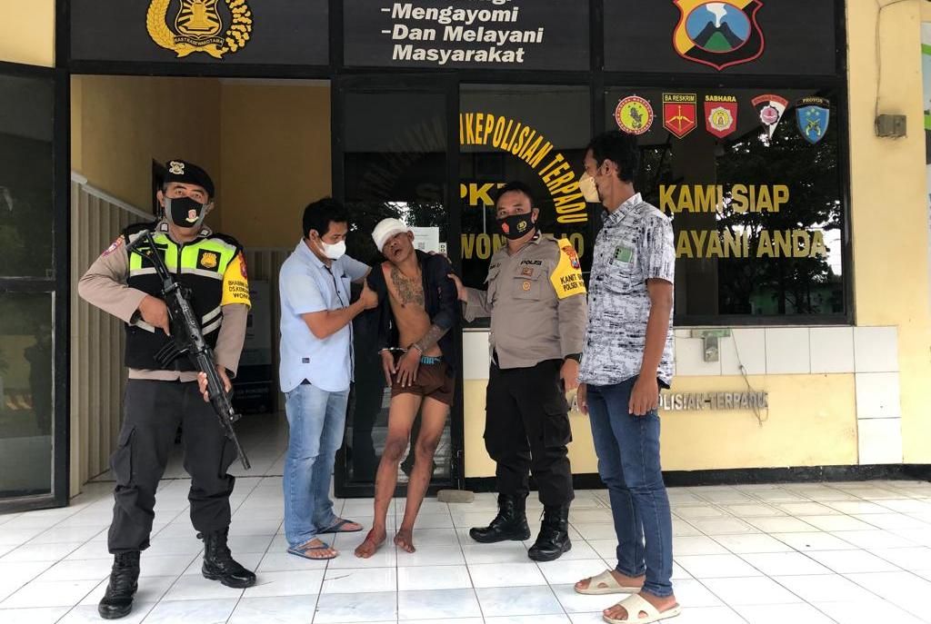 Pelaku jambret di Pasuruan, diamankan setelah sempat dihajar warga. (Foto: Istimewa)