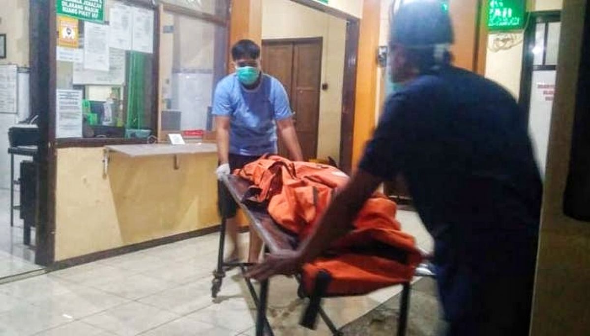 Saat jenazah korban Happy Tegu Darmawan di kamar mayat RSSA Malang. (Foto: Istimewa)