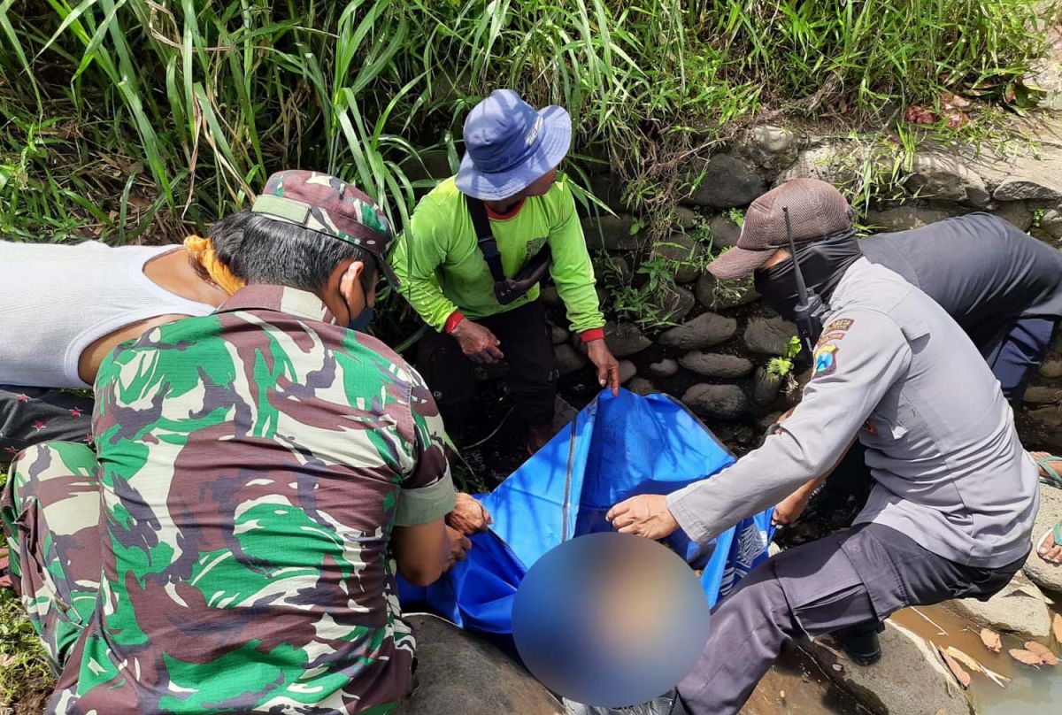 Proses evakuasi jenazah kakek yang tersambar kereta api di Banyuwangi