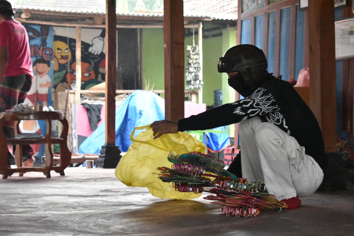 Pemuda di Kampung Lali Gadget mengumpulkan mainan anak-anak. (Foto: Safrial Anggra/jatimnow.com)
