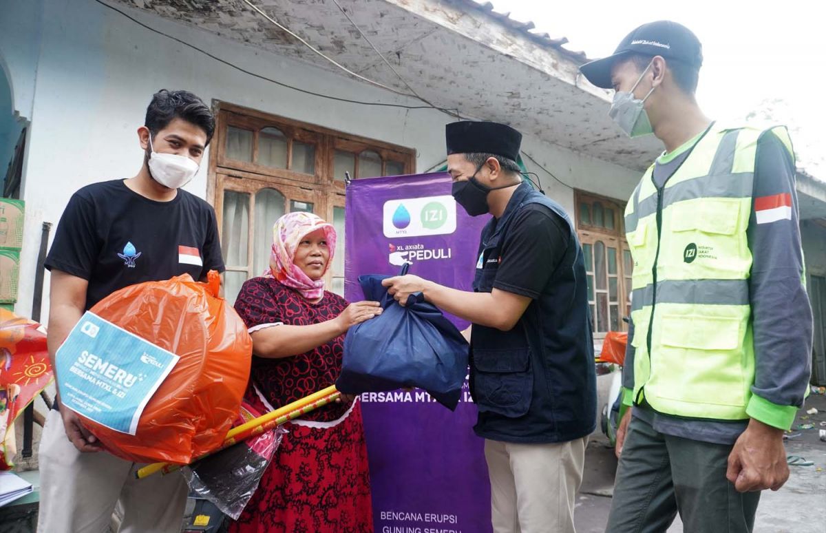 Karyawan XL Axiata kirim bantuan untuk warga terdampak erupsi Gunung Semeru di Lumajang