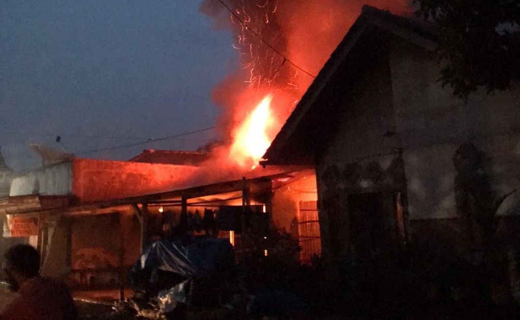 Rumah milik Trimo (60), warga Dusun Kebaman, Desa Kebaman, Kecamatan Srono, Kabupaten Banyuwangi, terbakar . (Foto: Rony Subhan)