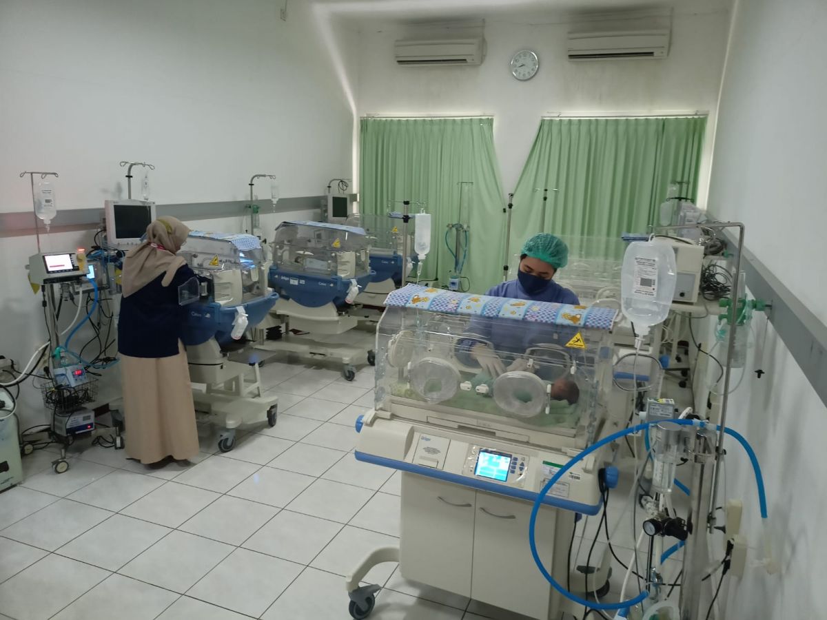 Ruang perawatan bayi kembar tiga di Ponorogo.