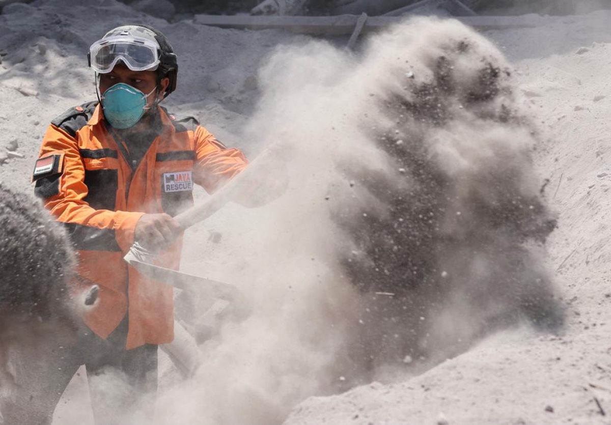 Kerja keras relawan erupsi Gunung Semeru (Foto-foto: Pemprov Jatim)