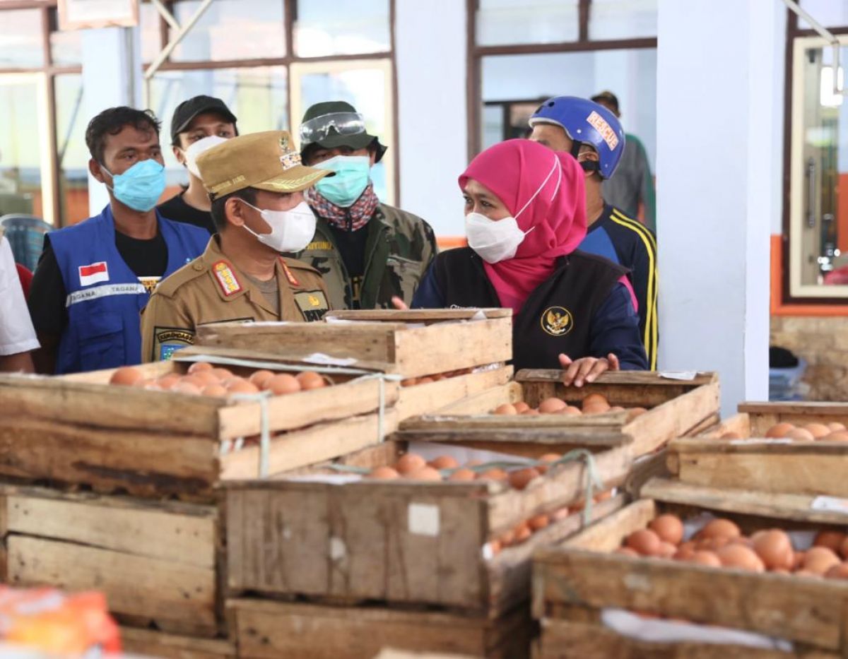Gubernur Khofifah memastikan secara langsung seluruh kebutuhan dasar warga meliputi makanan, minuman, pakaian, dan obat-obatan tersedia. (Foto: Pemprov Jatim/jatimnow.com)