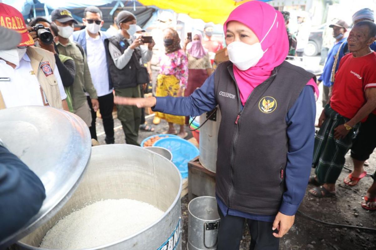 Gubernur Khofifah mengunjungi dapur umum untuk memastikan kebutuhan pengungsi tercukupi. (Foto: Pemprov Jatim/jatimnow.com)